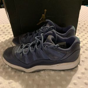 *authentic* Jordan retro low 11’s